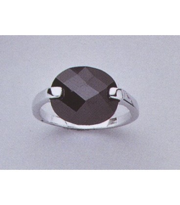 Bague argent massif rehaussée d'un cubic de oxyde de zirconium noir facetté Bague argent massif rehaussée d'un cubic de oxyde de zirconium noir facetté